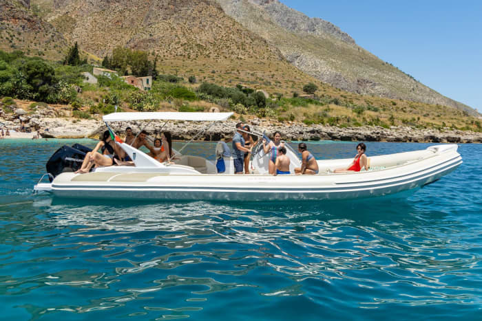 Genießen Sie 8 Stunden auf einem Motorboot in Palermo.