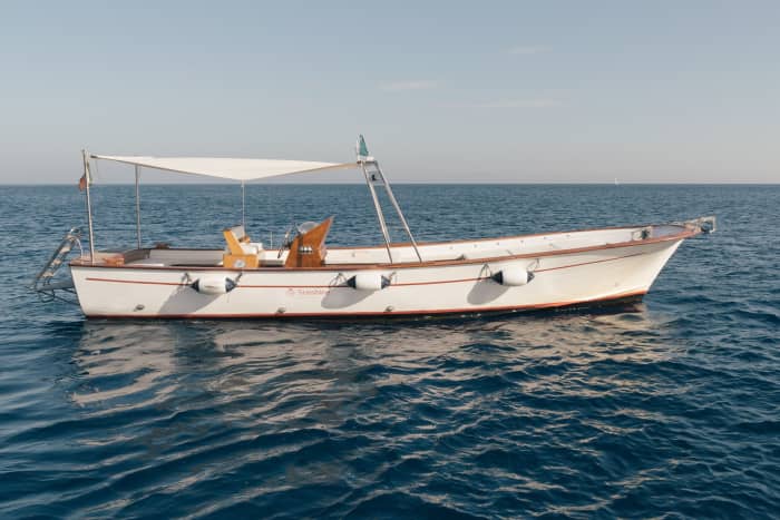 La tua giornata a Ischia: noleggia una barca a motore per una giornata intera alla scoperta dell'isola.