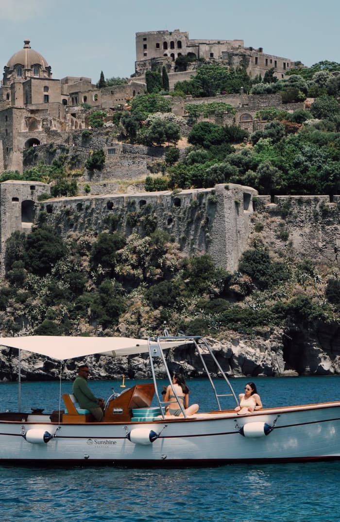 La tua giornata a Ischia: noleggia una barca a motore per una giornata intera alla scoperta dell'isola.