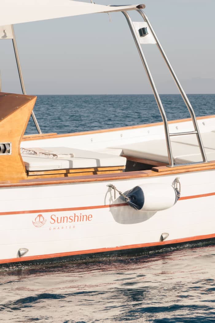 La tua giornata a Ischia: noleggia una barca a motore per una giornata intera alla scoperta dell'isola.