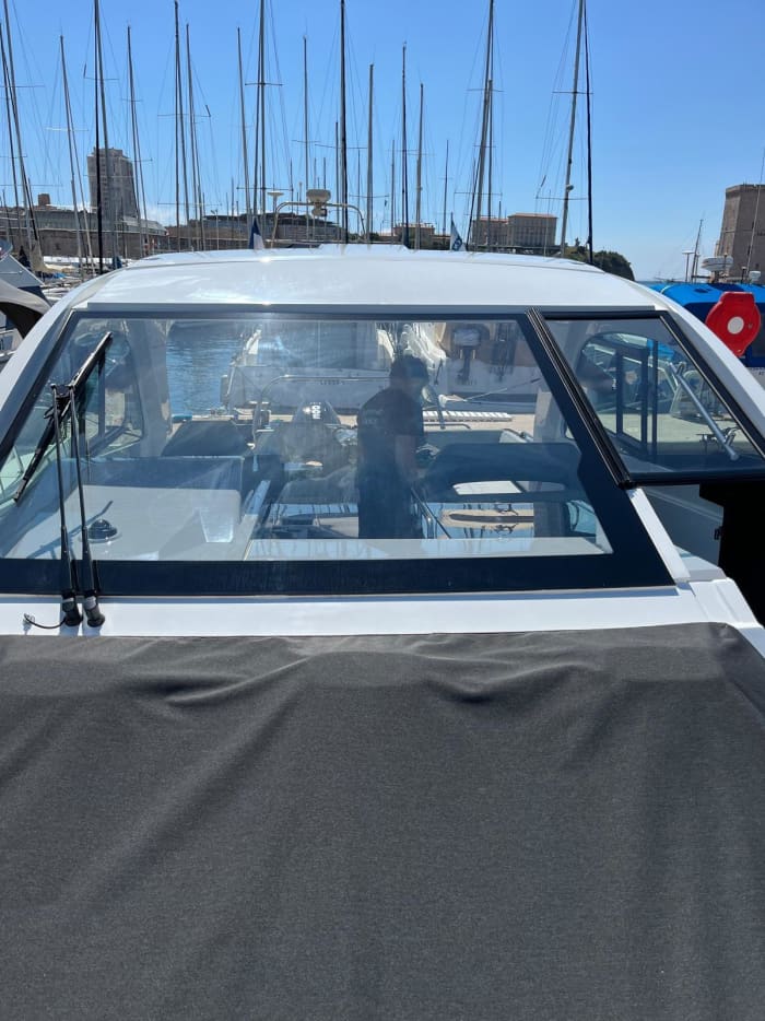 Make every moment count: A full day of sunshine around Marseille on a motorboat