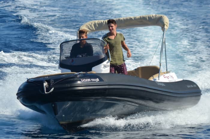 Enjoy 9h on a motorboat to explore Paxi