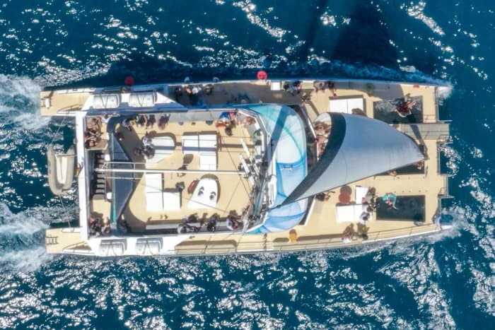 8 hours around Barcelona: an eco-friendly sailing experience