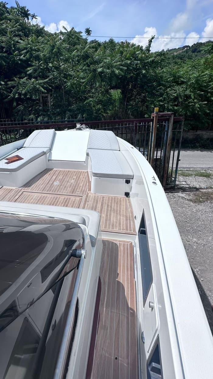 Geniet van 9 uur op een motorboot in Napels.