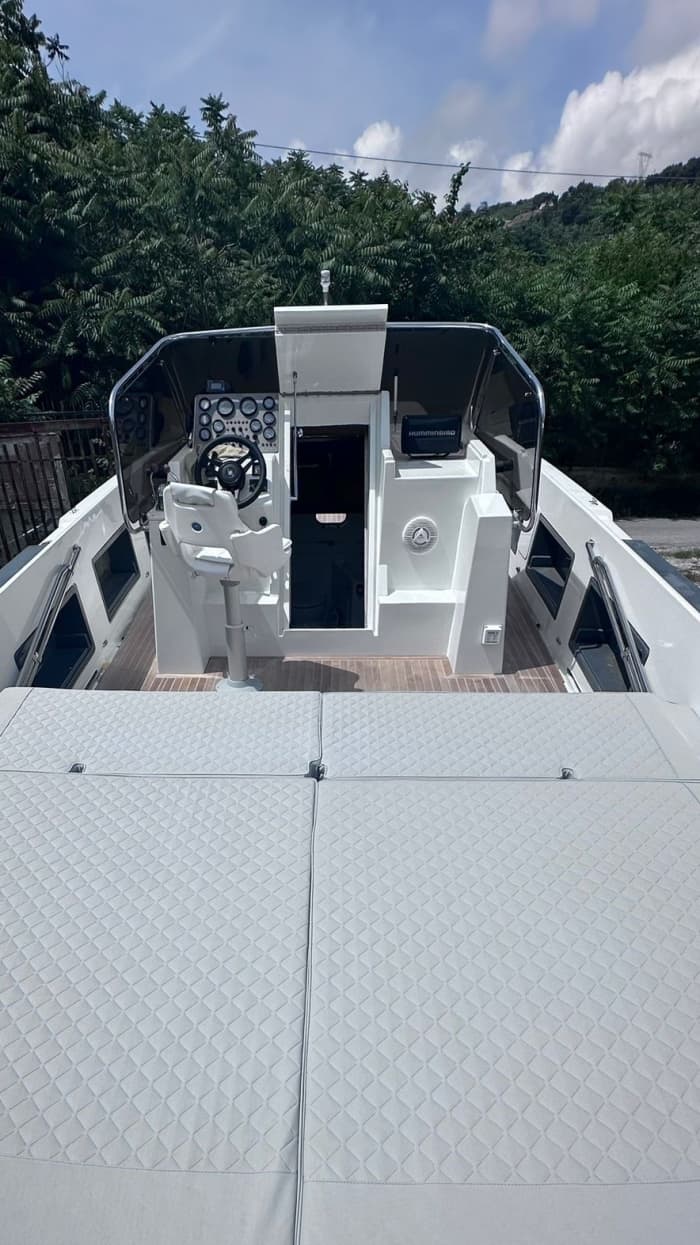 Geniet van 9 uur op een motorboot in Napels.
