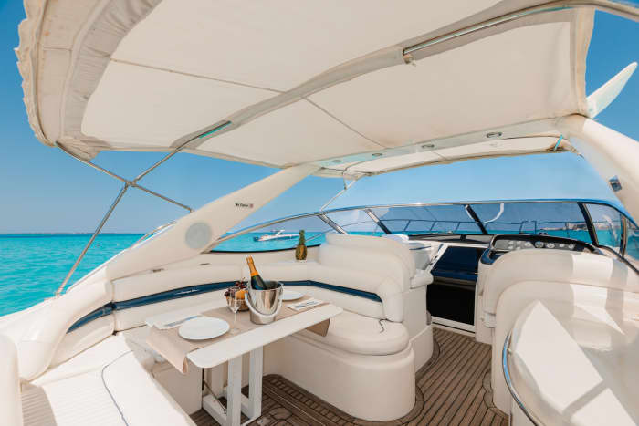 Découvrez Cancún comme jamais auparavant à bord d'un yacht à moteur