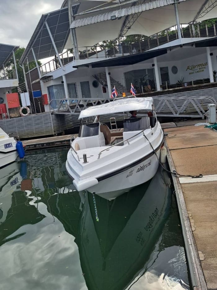 Descubre Phuket en una excursión de un día completo en lancha motora.