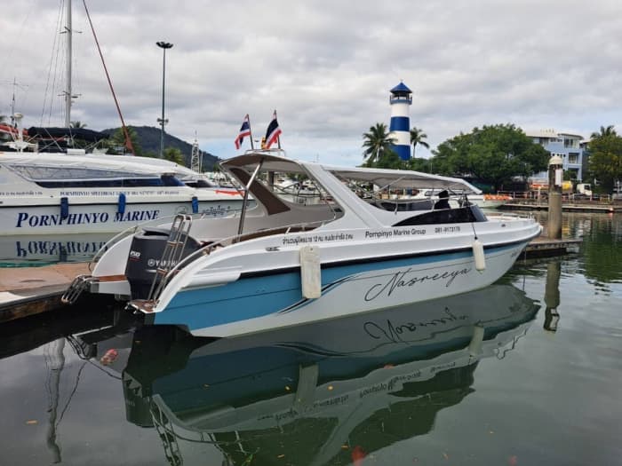 Descubre Phuket en una excursión de un día completo en lancha motora.