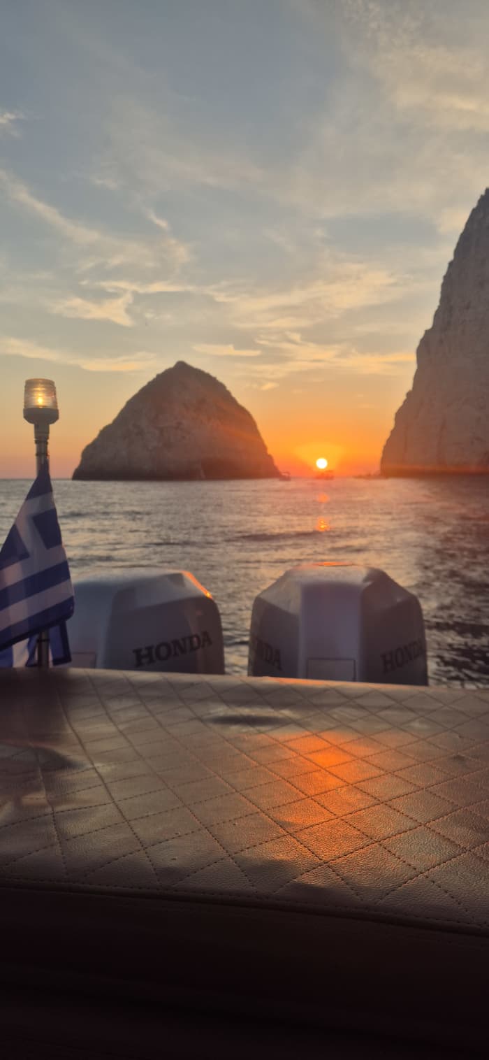 Une journée autour d'Agios Sostis : Profitez de 8 heures de découverte en bateau à moteur