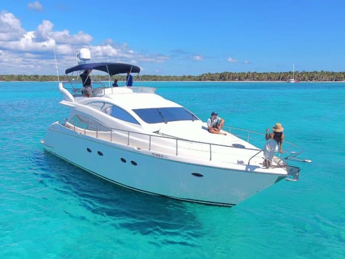Mare, amore e sole: una giornata ricca di emozioni su uno yacht a motore.