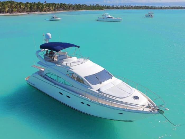 Mare, amore e sole: una giornata ricca di emozioni su uno yacht a motore.