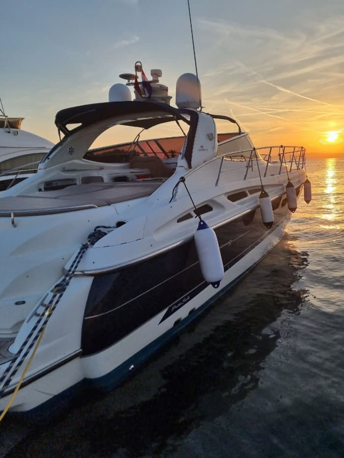 La tua giornata a Krk: noleggia una barca a motore per una giornata intera alla scoperta dell'isola.