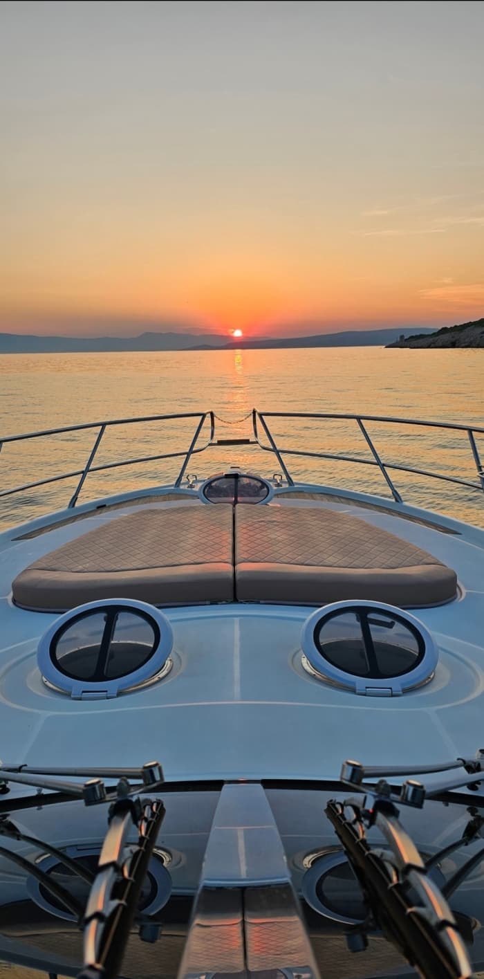 La tua giornata a Krk: noleggia una barca a motore per una giornata intera alla scoperta dell'isola.