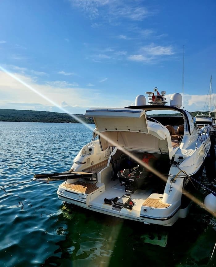 La tua giornata a Krk: noleggia una barca a motore per una giornata intera alla scoperta dell'isola.