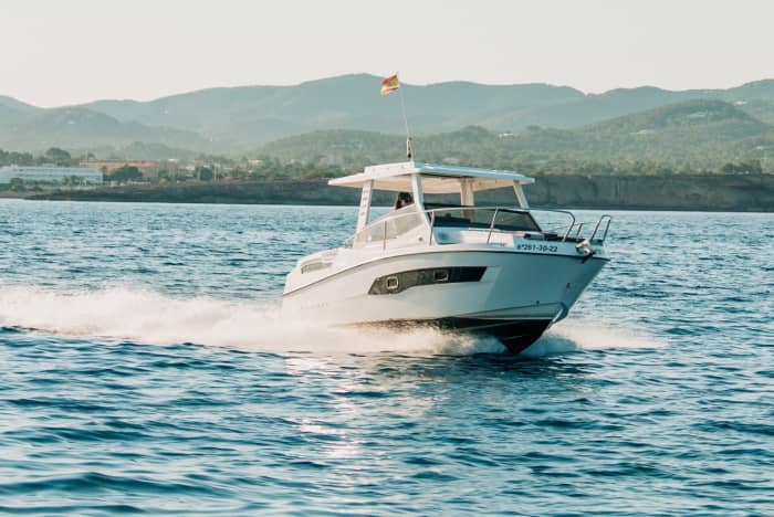 Geniet van 8.30 uur op een motorboot om Sant Antoni de Portmany te verkennen