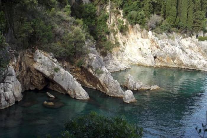 Nord-est de Corfou par la mer : croisière de luxe d'une demi-journée vers des baies et des grottes cachées