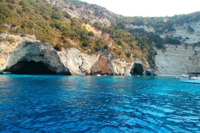 Nord-est de Corfou par la mer : croisière de luxe d'une demi-journée vers des baies et des grottes cachées