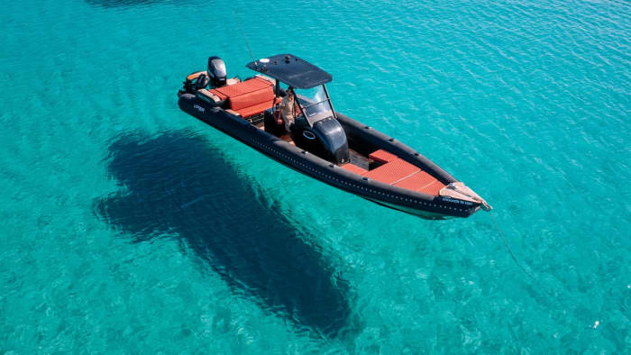 Easy Mykonos getaway: A 2h30 boat trip on a motorboat