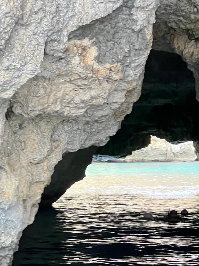 Privé boottocht rond Gozo op een motorboot.