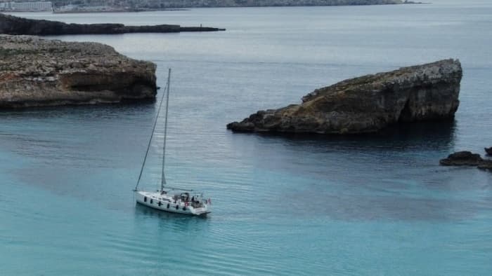 Privé boottocht rond Gozo op een motorboot.