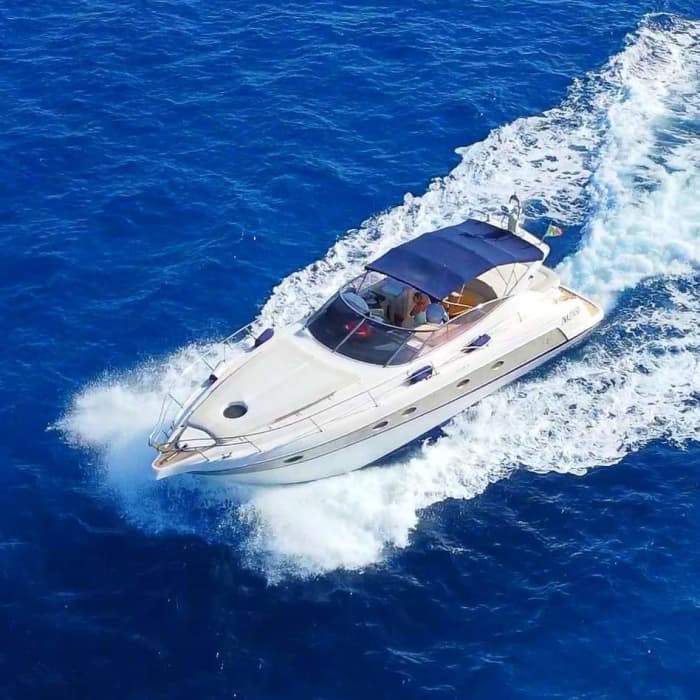 3 horas y media de lujo en un yate a motor.