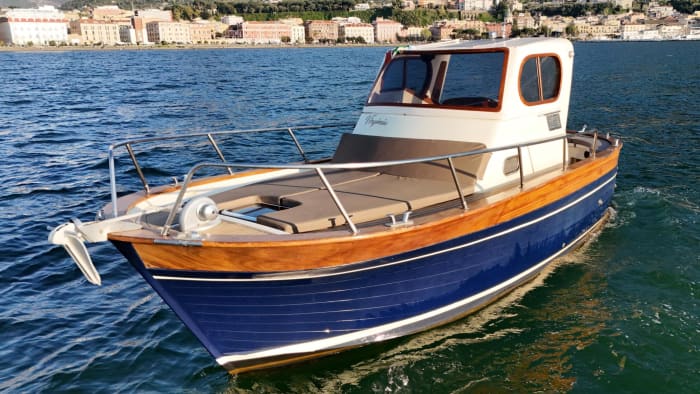 Private boat tour of Positano on a motorboat