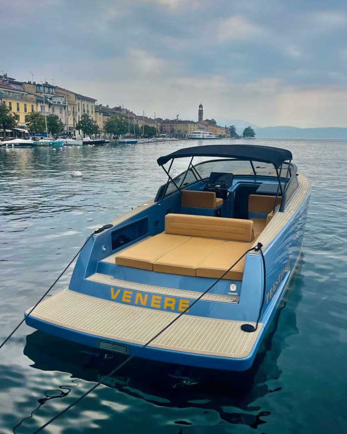 Ein Tag in Salò auf einem Motorboot