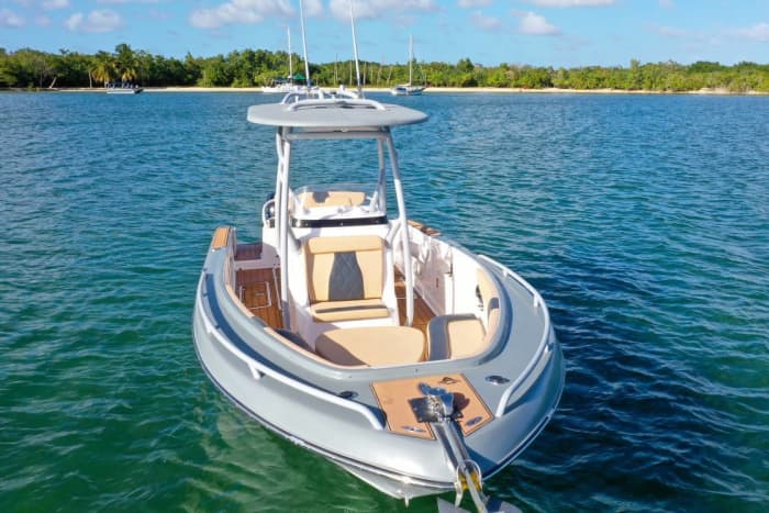 Explora Le Gosier en barco: Un día completo en el agua a bordo de una lancha motora.