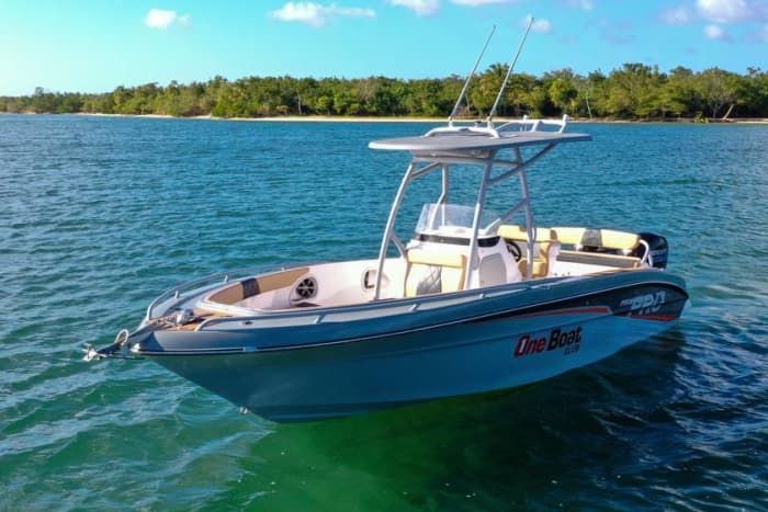 Explora Le Gosier en barco: Un día completo en el agua a bordo de una lancha motora.