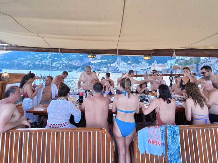 Ihr Amalfi-Küsten-Erlebnis: ein exklusiver Tag an Bord einer Gulet