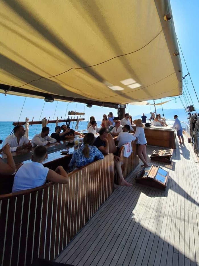 Ihr Amalfi-Küsten-Erlebnis: ein exklusiver Tag an Bord einer Gulet
