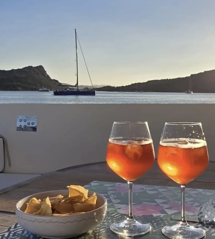 SCORPION – Luxusyacht in La Maddalena. Aperitif und Austern bei Sonnenuntergang.