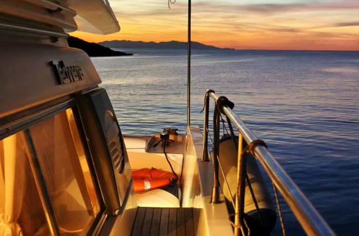 SCORPION – Luxusyacht in La Maddalena. Aperitif und Austern bei Sonnenuntergang.
