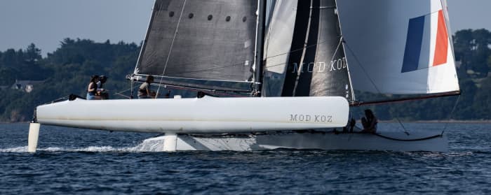 Explore the Larmor-Baden coast in 3 hours 30 minutes by sailboat.