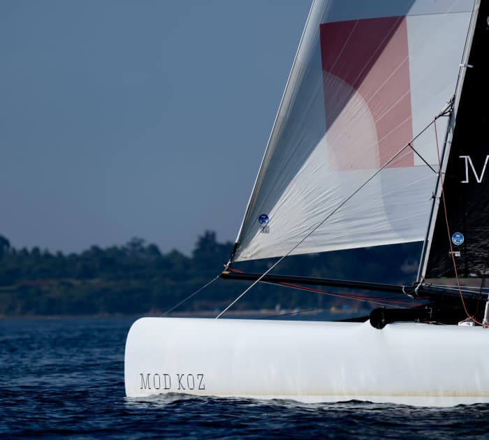 Explore the Larmor-Baden coast in 3 hours 30 minutes by sailboat.