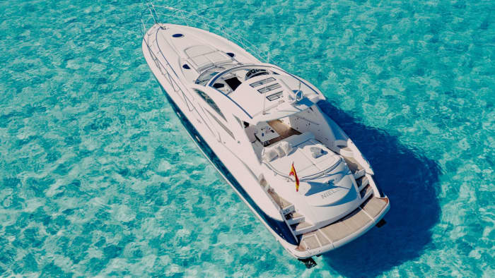 Ontdek de kust van Ibiza: een complete dagtocht aan boord van een motorboot
