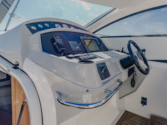 Ontdek de kust van Ibiza: een complete dagtocht aan boord van een motorboot