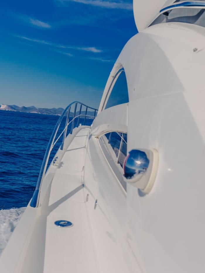 Ontdek de kust van Ibiza: een complete dagtocht aan boord van een motorboot