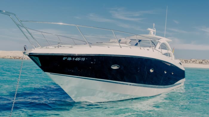 Ontdek de kust van Ibiza: een complete dagtocht aan boord van een motorboot