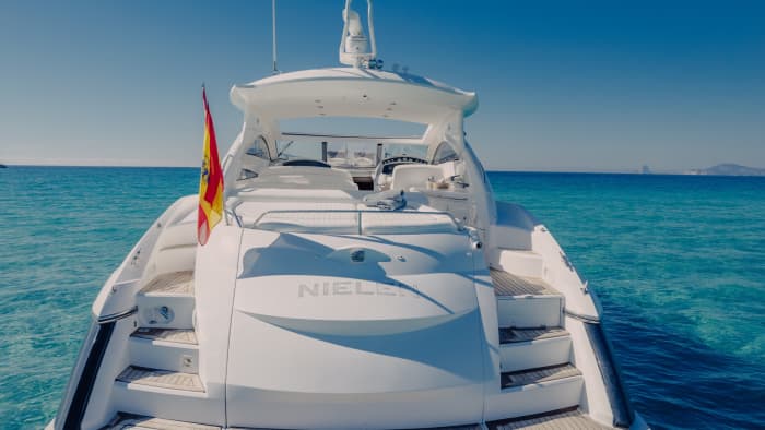 Ontdek de kust van Ibiza: een complete dagtocht aan boord van een motorboot