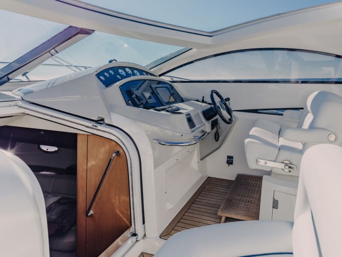 Ontdek de kust van Ibiza: een complete dagtocht aan boord van een motorboot