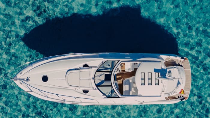 Ontdek de kust van Ibiza: een complete dagtocht aan boord van een motorboot
