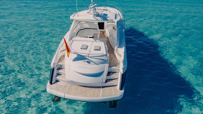 Ontdek de kust van Ibiza: een complete dagtocht aan boord van een motorboot
