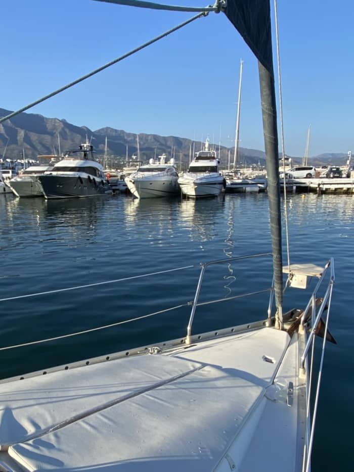 Een dagtocht zeilen in Marbella op een zeilboot.