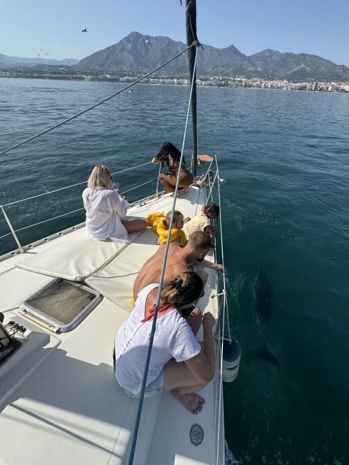 Een dagtocht zeilen in Marbella op een zeilboot.