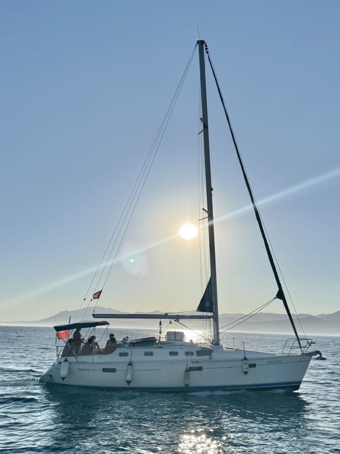 Een dagtocht zeilen in Marbella op een zeilboot.