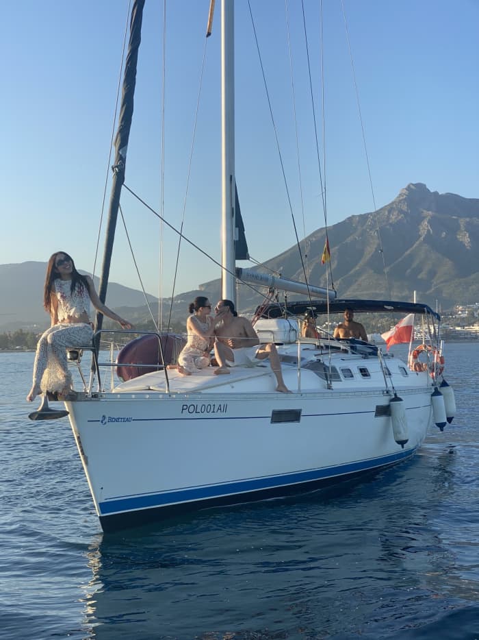 Een dagtocht zeilen in Marbella op een zeilboot.