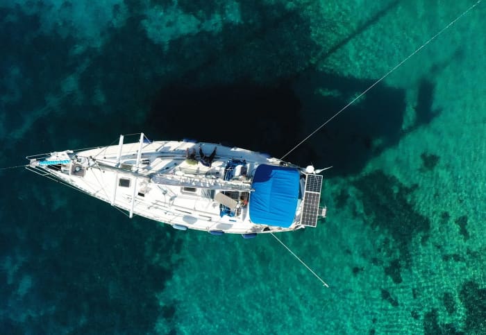 Scopri Piombino con un'escursione in barca a vela di un'intera giornata.