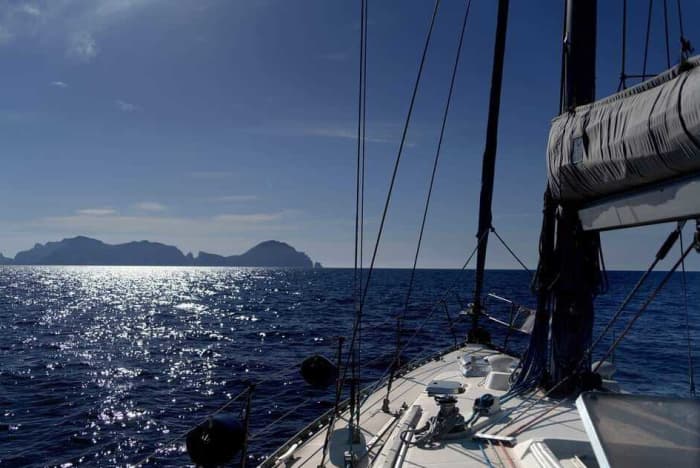 Scopri Piombino con un'escursione in barca a vela di un'intera giornata.