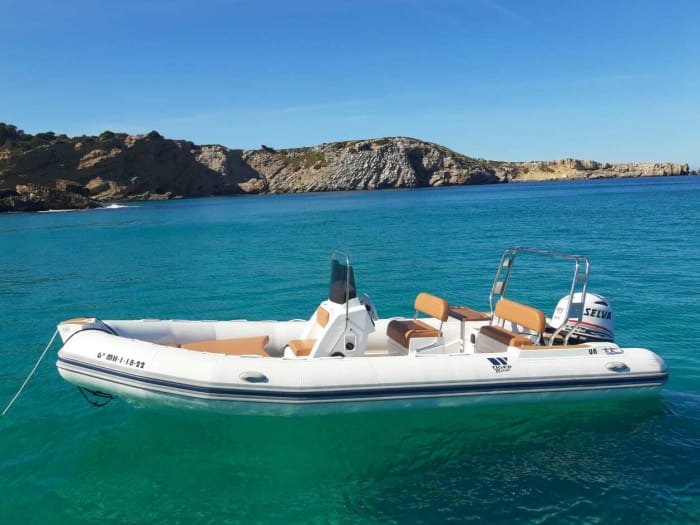 Chase Hidden Coves & Turquoise Waters – 8h Menorca Escape